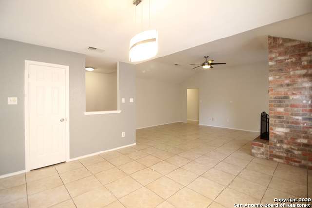 Image 4 of 21 For 1023 Hedgestone Dr