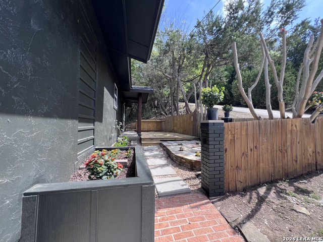 Listing photo id 1 for 1156 Deerwood