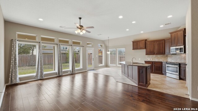 Image 4 of 32 For 2125 Pioneer Pass