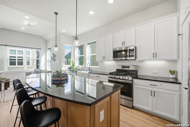 Image 17 of 43 For 5843 Whitby Rd #6