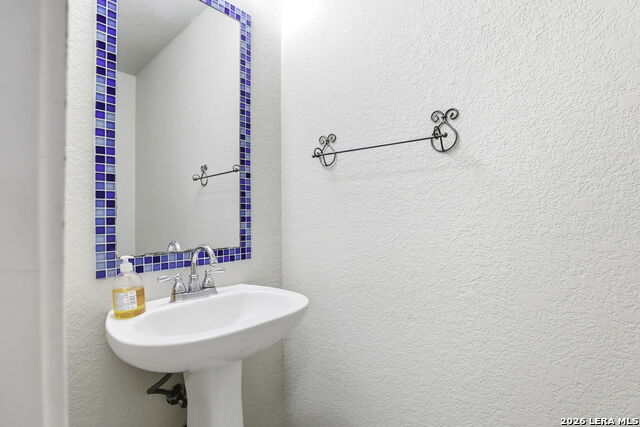 Listing photo id 11 for 319 Shadbush St