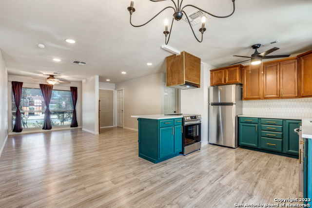 Image 4 of 18 For 9018 Island View St