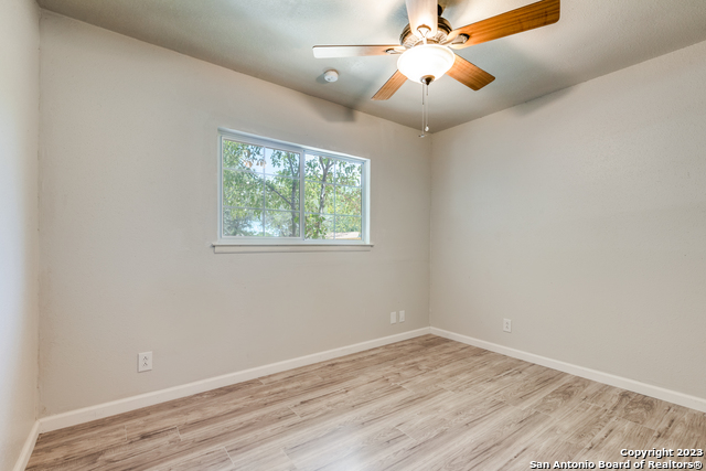 Image 8 of 18 For 9018 Island View St