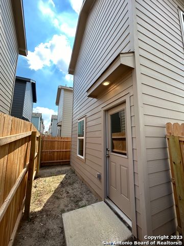 Image 28 of 31 For 11026 Tree Line