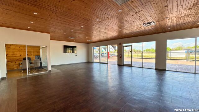 Image 4 of 19 For 738 Harlan Ave W