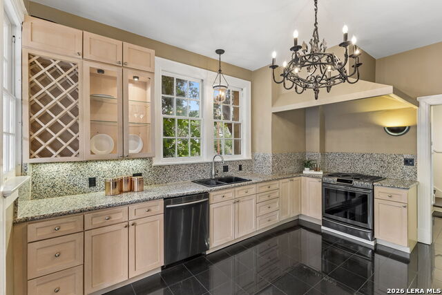 Image 20 of 57 For 228 Mulberry Ave W