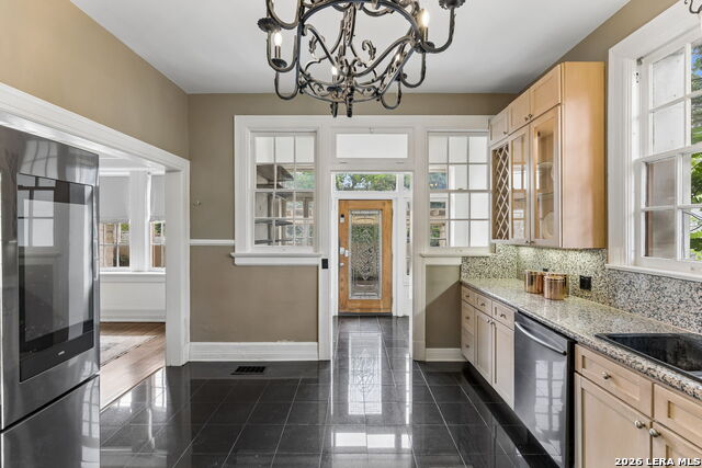 Image 22 of 57 For 228 Mulberry Ave W