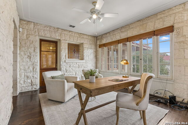 Image 32 of 57 For 228 Mulberry Ave W