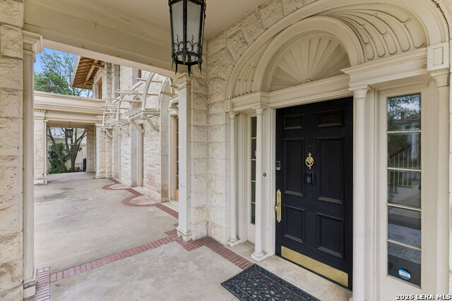 Image 4 of 57 For 228 Mulberry Ave W