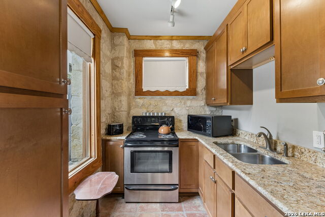 Image 53 of 57 For 228 Mulberry Ave W