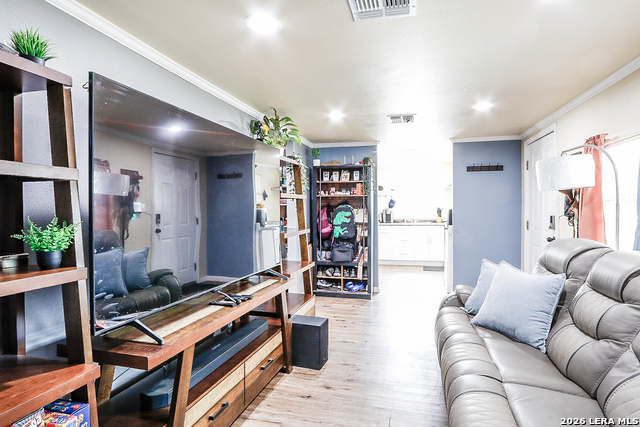 Image 5 of 15 For 410 Crisp N