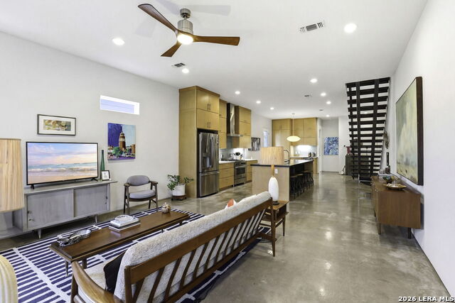 Listing photo id 5 for 130 Clay  