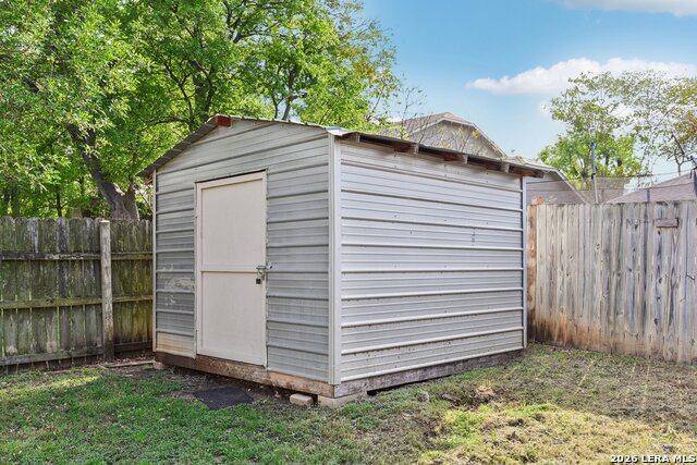 Image 28 of 29 For 11815 Broadwood