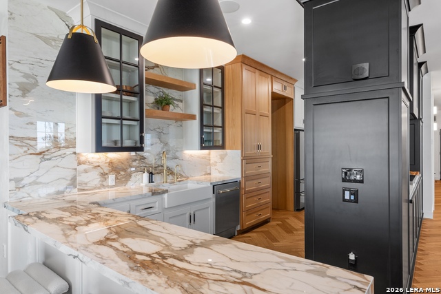 Image 17 of 50 For 230 Dwyer  705