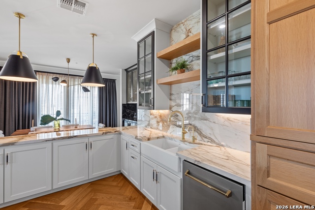 Image 21 of 50 For 230 Dwyer  705