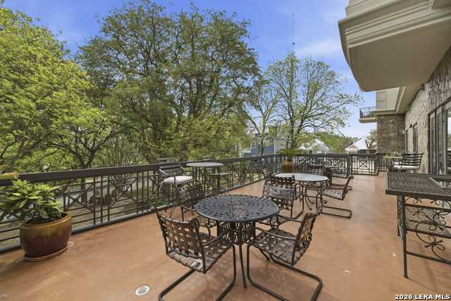 Image 48 of 50 For 230 Dwyer  705