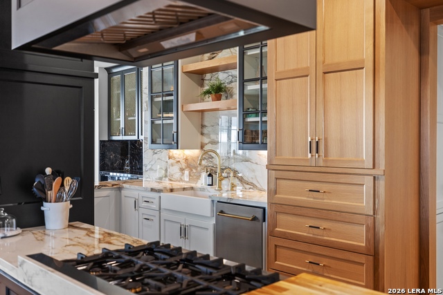 Image 7 of 50 For 230 Dwyer  705