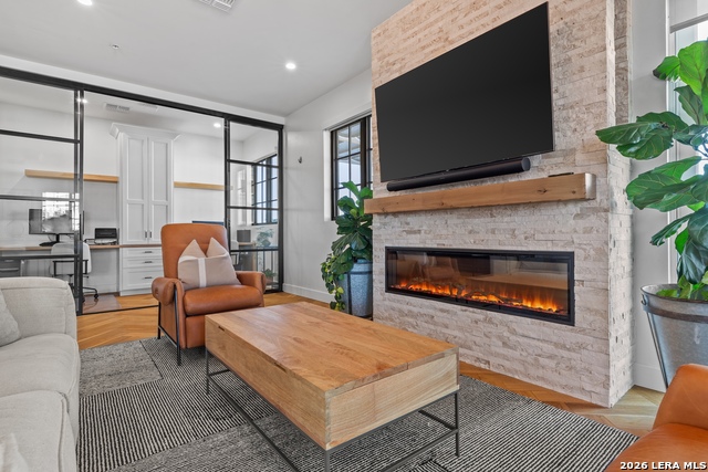 Image 8 of 50 For 230 Dwyer  705