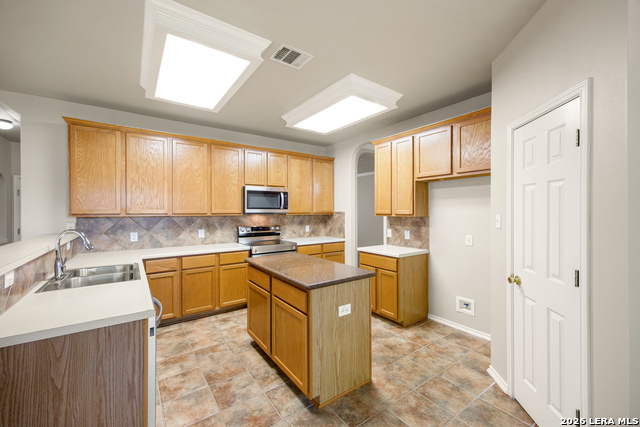 Image 11 of 44 For 17230 Darien Wing