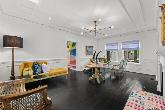 Listing photo id 10 for 404 Sheraton