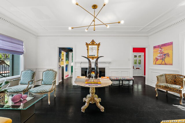 Listing photo id 11 for 404 Sheraton