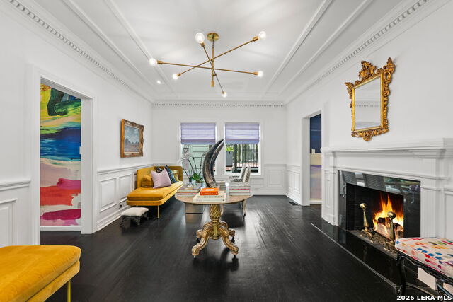 Listing photo id 12 for 404 Sheraton