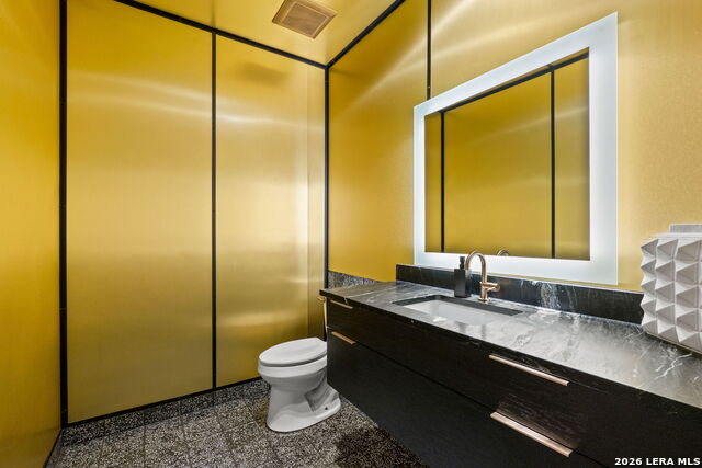 Listing photo id 13 for 404 Sheraton