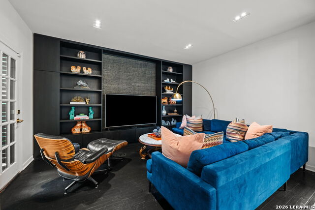 Listing photo id 15 for 404 Sheraton