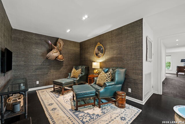 Listing photo id 17 for 404 Sheraton