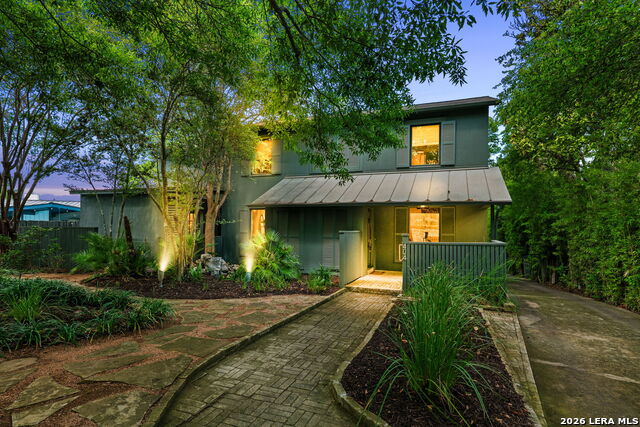 Listing photo id 0 for 404 Sheraton