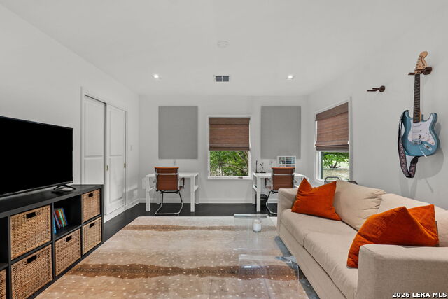 Listing photo id 24 for 404 Sheraton