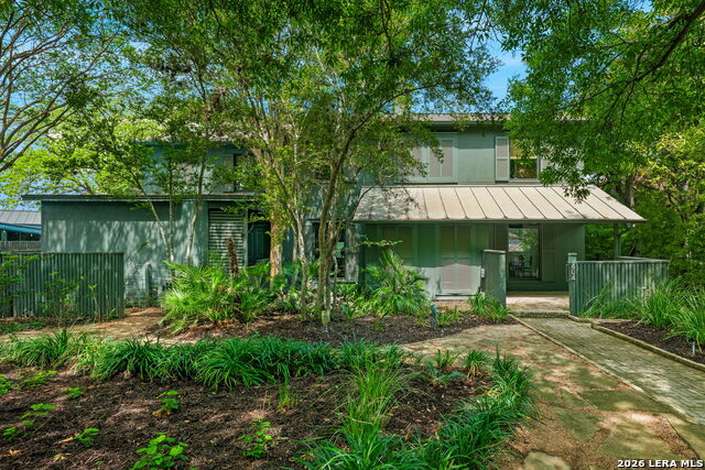 Listing photo id 1 for 404 Sheraton