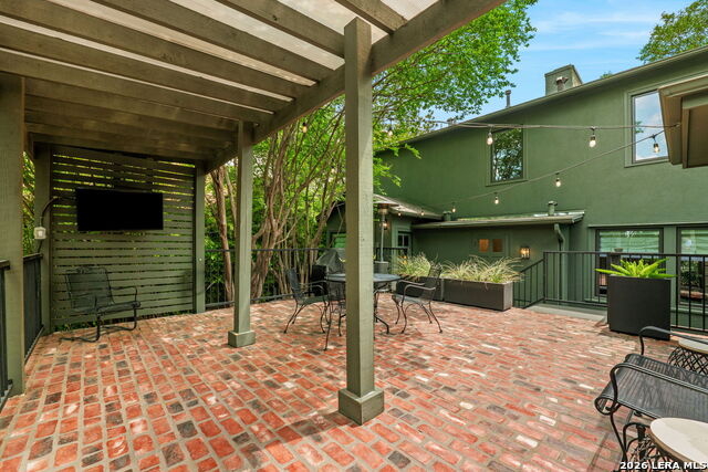 Listing photo id 28 for 404 Sheraton