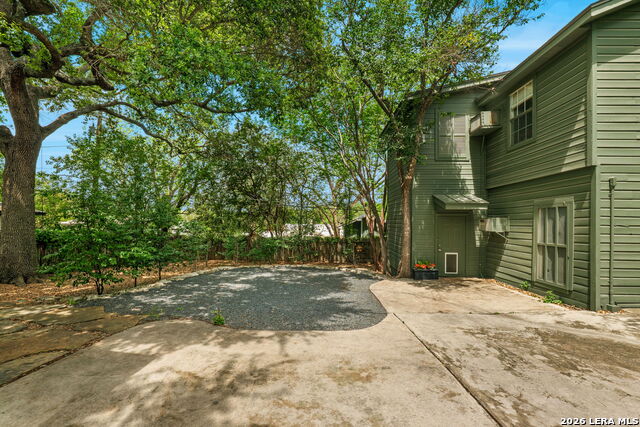 Listing photo id 31 for 404 Sheraton