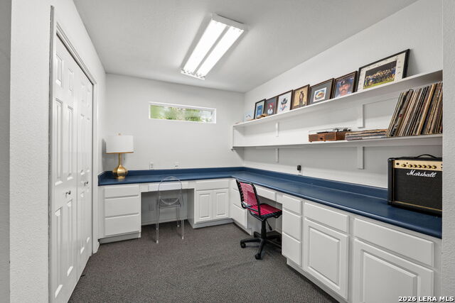 Listing photo id 36 for 404 Sheraton