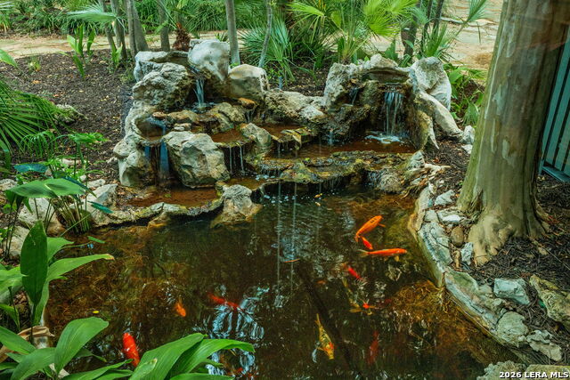 Listing photo id 2 for 404 Sheraton