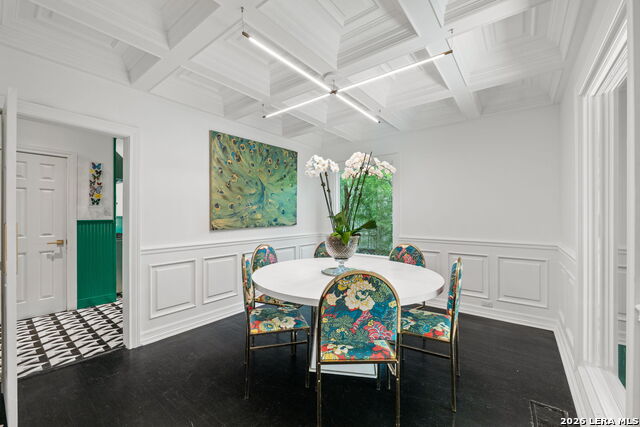 Listing photo id 4 for 404 Sheraton