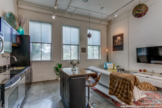 Listing photo id 8 for 1401 Flores St S 212