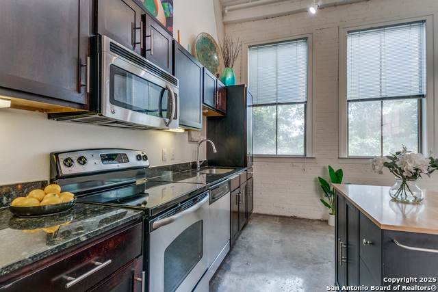 Listing photo id 9 for 1401 Flores St S 212