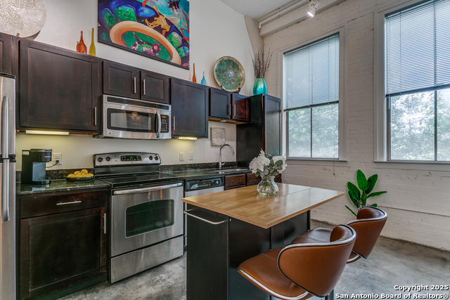 Listing photo id 10 for 1401 Flores St S 212