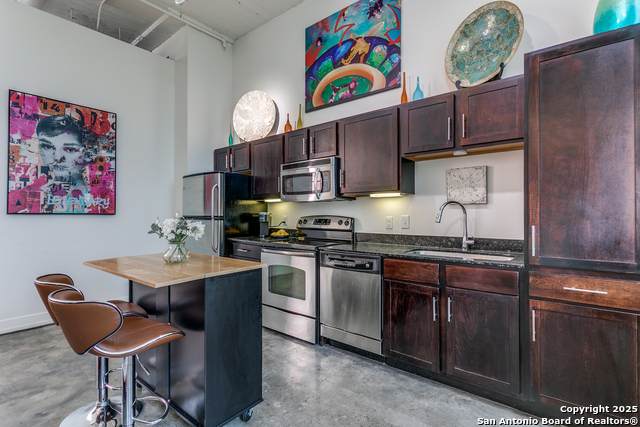 Listing photo id 11 for 1401 Flores St S 212