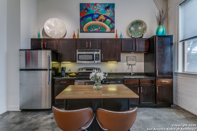 Listing photo id 12 for 1401 Flores St S 212