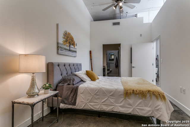 Listing photo id 13 for 1401 Flores St S 212