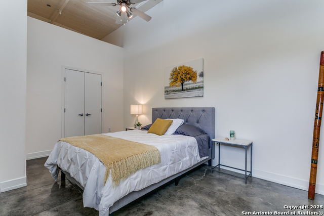 Listing photo id 14 for 1401 Flores St S 212