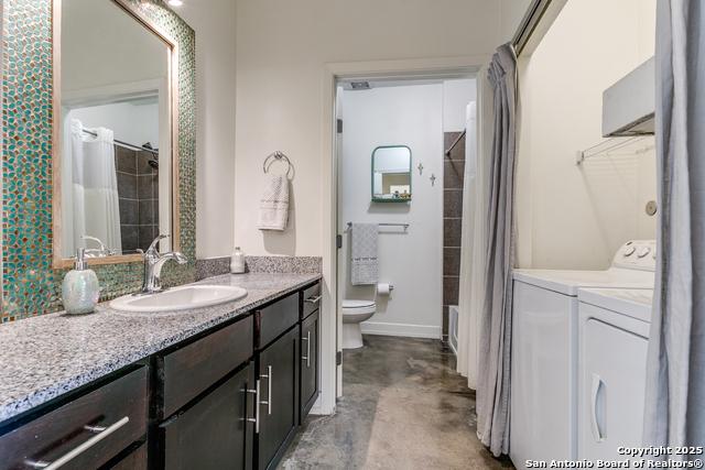 Listing photo id 15 for 1401 Flores St S 212