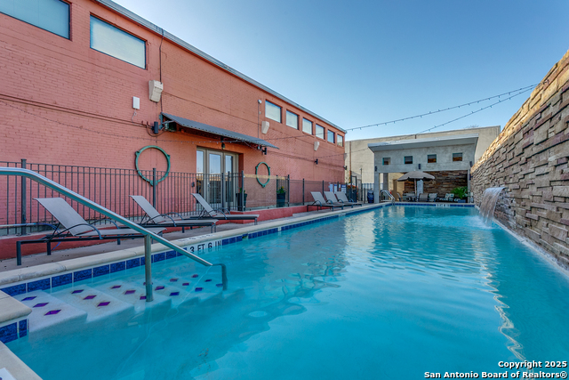 Listing photo id 16 for 1401 Flores St S 212