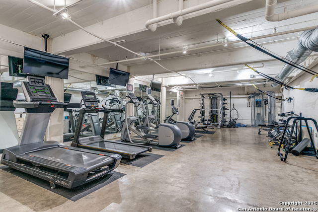 Listing photo id 17 for 1401 Flores St S 212