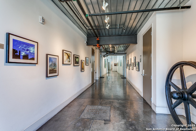 Listing photo id 18 for 1401 Flores St S 212