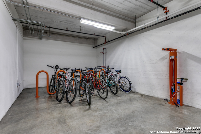 Listing photo id 21 for 1401 Flores St S 212