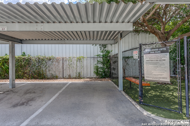 Listing photo id 23 for 1401 Flores St S 212